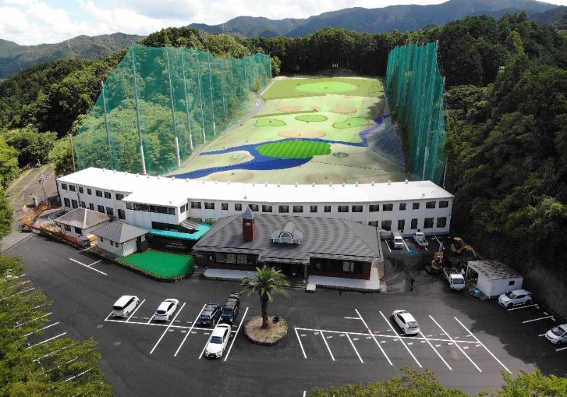 自然に囲まれた練習場